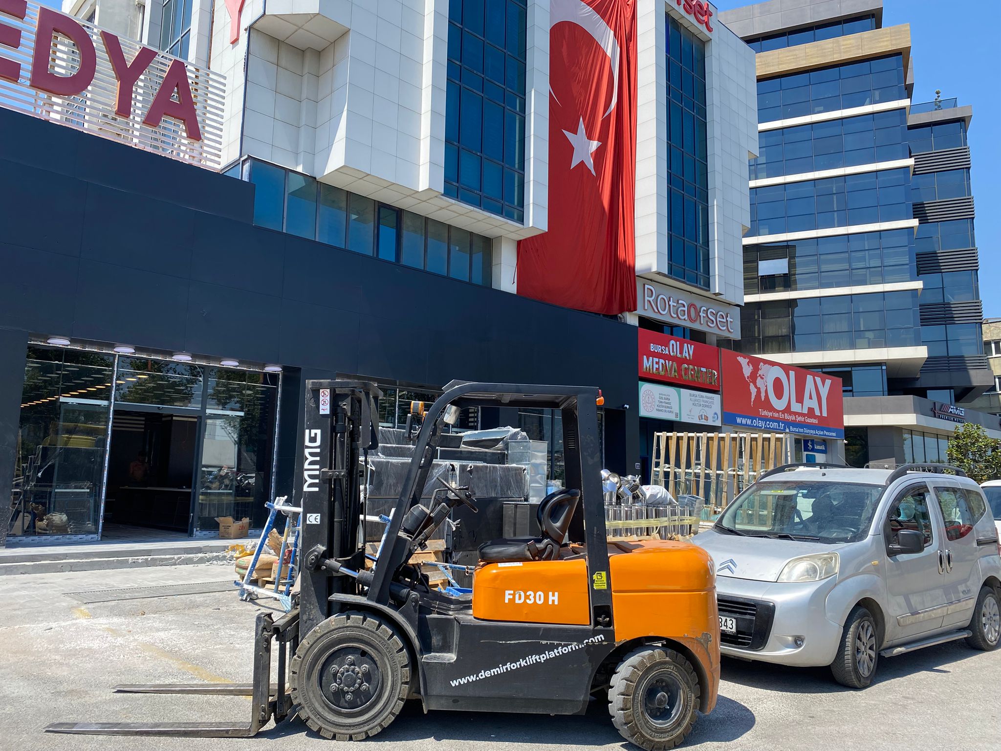 FSM Bulvarında Citlekci Mağaza kurulumu operatorlu Forklift kiralama